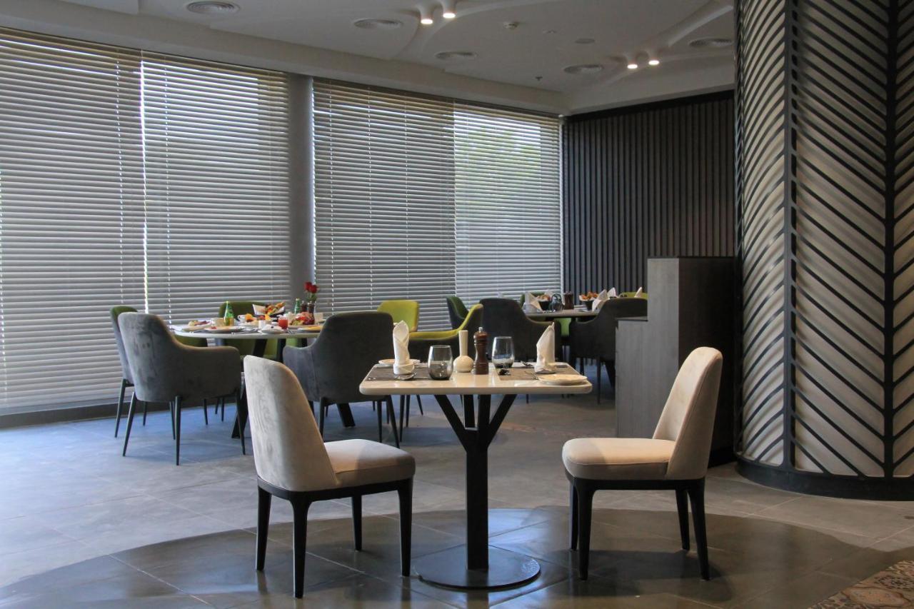 Hotel Holiday International Szardża Zewnętrze zdjęcie